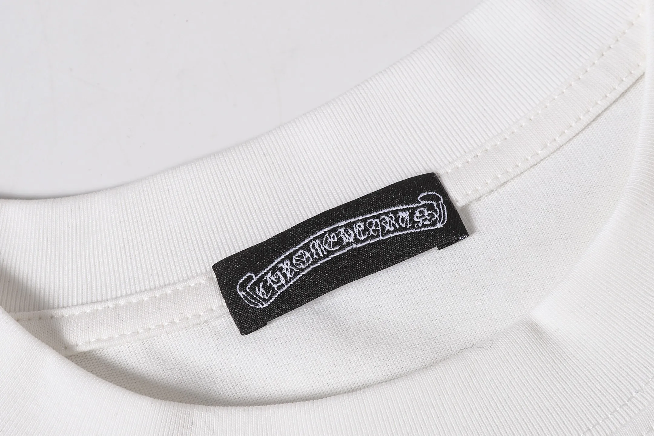 P160 Chrome Hearts CH Chrome Hearts Heavy Industry patch embroidered cross ✝️Short-sleeved T-shirt Use imported Tajima machine embroidery Correctly configured Black 2025 Chrome Hearts nylon bag authentic packaging 260 grams of custom-dyed double-yarn cotton Large version Loose and stylish Differentiated from low version slim and long version The upper body pulls the hips 100% commitment: top quality Do not make fast food The highest version on the market Top quality - different from those ordinary versions on the market If you care about quality, you should also respect the price. Absolutely 0 after-sales service and 0 return rate so far. It’s hard not to love the style - 260g custom-dyed double yarn fabric - Correct high-density main mark, washed tag, hand-sewn